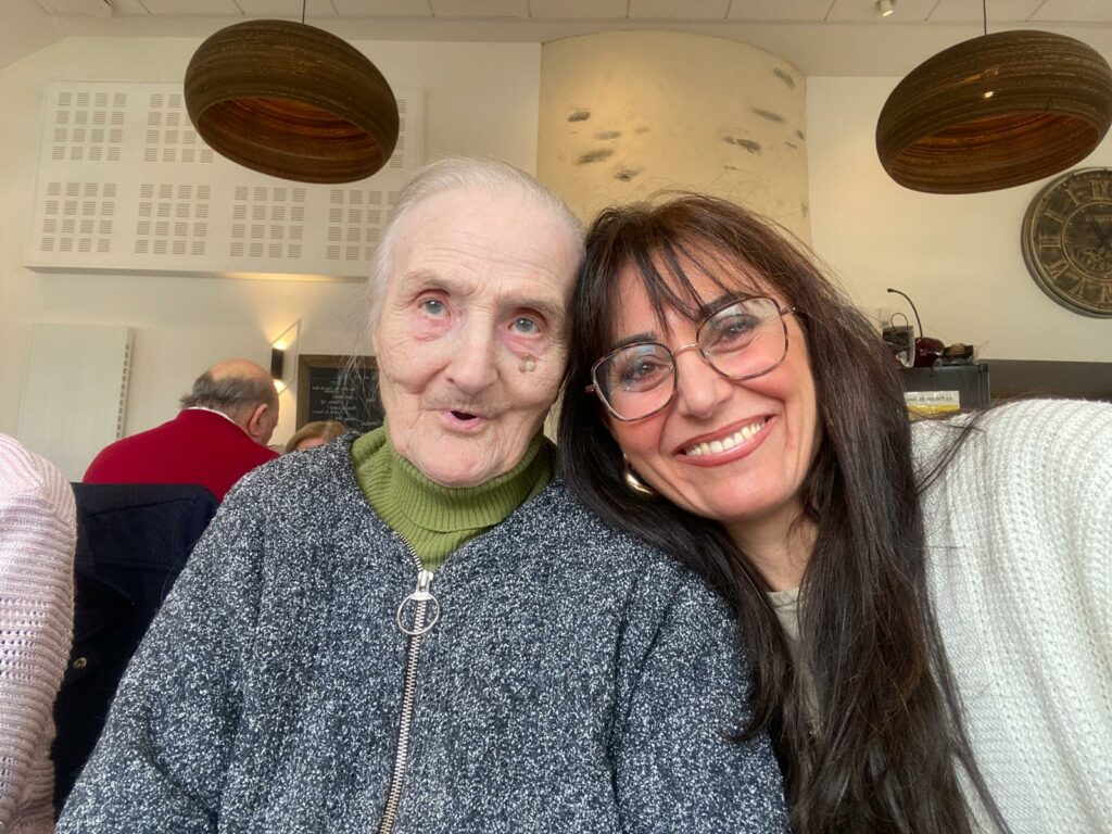 "Parce qu’il y a une bonne ambiance et que j’aime tout le monde, j’aime me trouver en société,          avec beaucoup de monde, j’aime les gens heureux.          Toi Jean, tu es heureux ici ? Oui.          Et toi Jeanine, tu es heureuse ici ? Oui.          Et toi Marie-Aline, je te demande pas car ça se voit.          J’aime quand on vient me chercher car sinon je suis seule avec Nounou (mon chat)."          Olga              ⭐⭐⭐⭐⭐